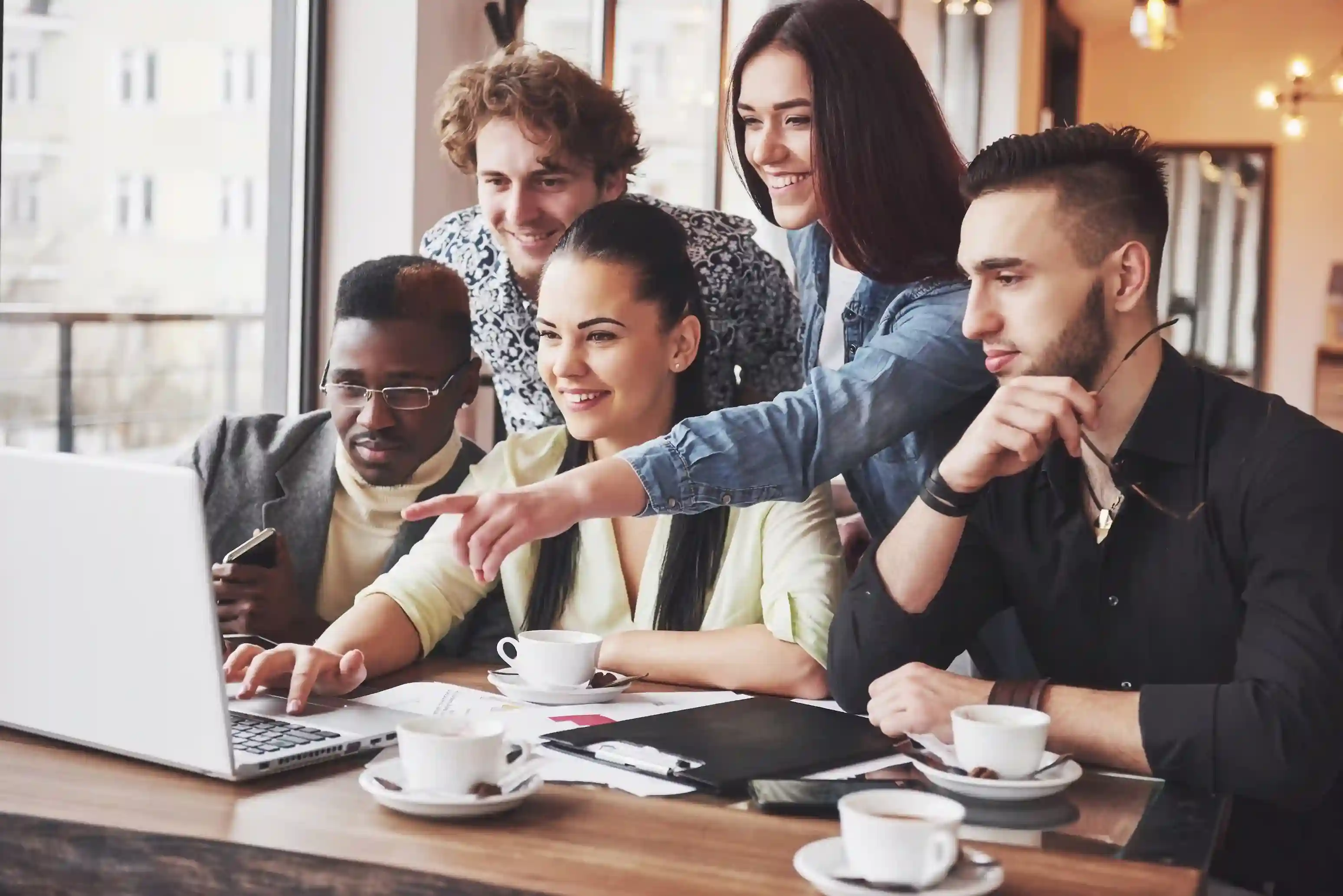 group-casually-dreesed-businesspeople